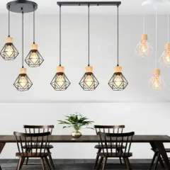 Varias lámparas colgantes con jaula geométrica y detalles de madera, algunas en blanco, iluminan un comedor rústico.
