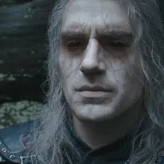 Geralt z Rivii, wiedźmin o siwych włosach i bliznach, wygląda na zmęczonego. Ile lat ma Geralt z Rivii? Trudno zgadnąć, jego wiek to tajemnica.