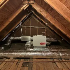 FTX-installation i en vind med isolerade ventilationsrör och en vit enhet märkt "CASA Smart".