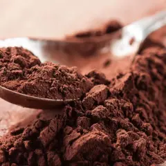 Łyżka pełna ciemnego kakao, idealna do domowych wypieków. Zastanawiasz się nad kakao kcal?