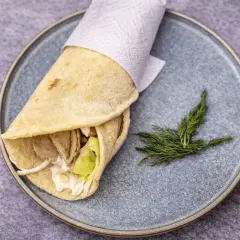 Pyszna pita zawinięta z mięsem, warzywami i sosem. Idealny pomysł na szybki posiłek, który można przygotować według prostego **pita przepis**.