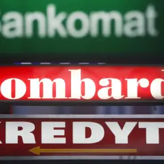 Jasny szyld "Lombard" nad napisem "KREDYTY" i niewyraźnym "Bankomat". Chcesz wiedzieć, jak otworzyć lombard?