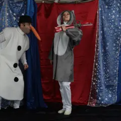 Bałwan i myszka przygotowują się do występu w teatrze dla dzieci Trójmiasto.