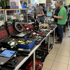 W mega hurtowni materiałów elektrycznych Tarnów prezentacja narzędzi. Widać zestawy kluczy, mierniki, latarki i inne akcesoria.
