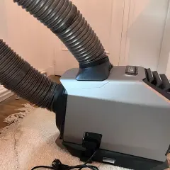 Un climatiseur portable EcoFlow Wave 2 avec ses tuyaux flexibles. Mon avis sur cet appareil est très positif.