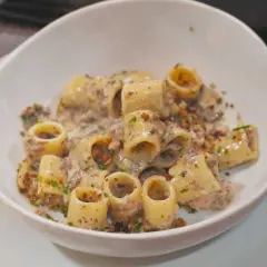 En krämig salsicciapasta med rigatoni, toppad med örter och krispiga bitar. En rätt som Benjamin skulle älska.
