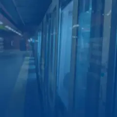 Stazione della metropolitana di Roma, con un treno fermo e scale mobili sullo sfondo. Pronto per un viaggio con il mio rom u bahn ticket.