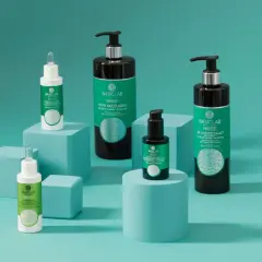Produkty do pielęgnacji cery tłustej: serum, płyn micelarny i żel oczyszczający.