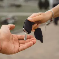 Przekazanie kluczyka samochodowego. Zastanawiasz się, ile kosztuje dorobienie klucza samochodowego?