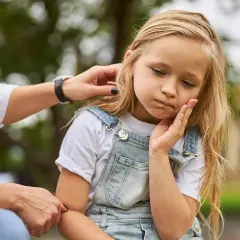 Bambina con mal di denti, la mamma cerca rimedi.