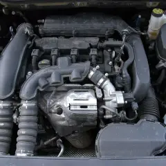 Silnik Peugeot 508 po teście. Widoczne przewody, turbosprężarka i elementy układu dolotowego.