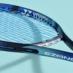 Niebieska rakieta tenisowa Yonex EZONE 98 z niebieskimi naciągami. Yonex to znana firma produkująca sprzęt sportowy.