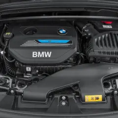 Silnik BMW X1 F48 z napisem eDrive.