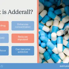 Kapsułki Adderall, lek stymulujący, poprawia koncentrację i leczy ADHD, ale może uzależniać.