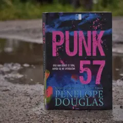 Okładka książki "Punk 57" Penelope Douglas. Historia o tym, że było nam dobrze ze sobą, dopóki się nie spotkaliśmy.