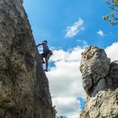Wspinaczka na wapiennych skałach Jury Krakowsko-Częstochowskiej. Wspaniałe widoki i adrenalina.