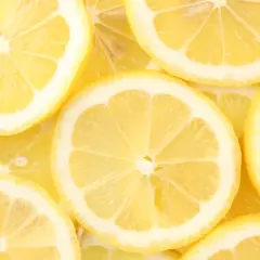 Frische Zitronenscheiben, die die natürliche Zitronensäure in ihrer vollen Pracht zeigen.