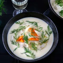 Krämig fisksoppa med dill, morötter och potatis, en perfekt byfjordens fisksoppa.