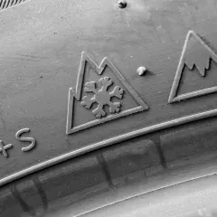 Symbole pneu 4 saisons : flocon de neige dans une montagne et inscription M+S.