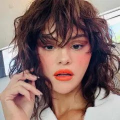 Selena Gomez med sin nya butterfly cut, orange läppar och rosiga kinder.