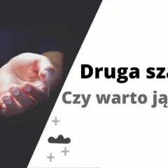Dłonie w geście proszenia, symbolizujące nadzieję na drugą szansę, gdy na początku znajomości brak chemii. Czy warto ją dawać?