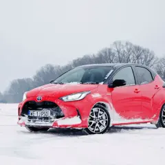 Ile pali Toyota Yaris Hybrid? Miasto, trasa, zima pełna analiza.