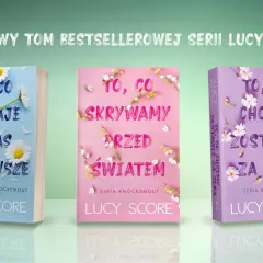 Trzy okładki książek z serii Lucy Score: "To, co zostaje w nas na zawsze", "To, co skrywamy przed światem" i "To, co chcemy zostawić za sobą".