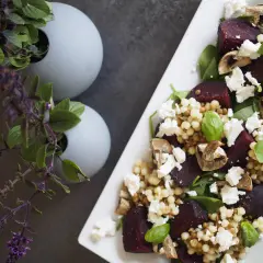 En läcker sallad med rödbetor, couscous, fetaost och champinjoner. Ett perfekt lunch recept för en snabb och näringsrik måltid.