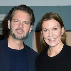 Anders Bernunger och en kvinna ler mot kameran.