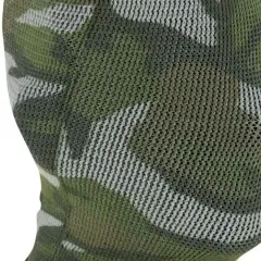 Máscara de camuflaje con rayas militares en la cara, ideal para mimetizarse en entornos boscosos.