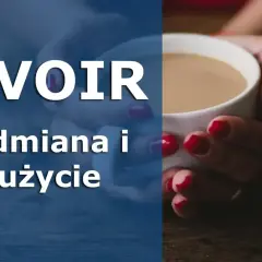 AVOIR odmiana i użycie. Dwie dłonie z czerwonym lakierem trzymają kubek z kawą.