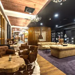 Luksusowy salon hotelowy, idealny na relaks. Wiele osób szuka hotel szczawnica park resort & spa opinie, by sprawdzić ten obiekt.