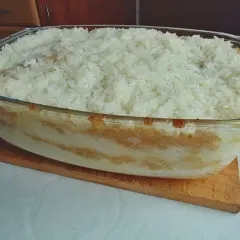 Pyszny ryż zapiekany z jabłkami Ewa Wachowicz w szklanej formie, gotowy do podania.
