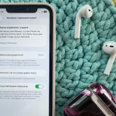 Jak sprawdzić kondycję baterii iPhone'a? Na ekranie widać ustawienia baterii, maksymalną pojemność 100% i opcję zoptymalizowanego ładowania.