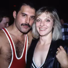 Freddie Mercury w czerwonym trykocie i Mary Austin, jego wielka miłość, która mogłaby być matką jego dzieci.