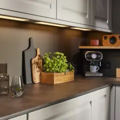 Co na ścianę w kuchni nad blatem? Wybierz idealny materiał i styl.
