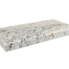 Granitowy blat kuchenny w jasnych odcieniach z ciemnymi wtrąceniami. Sprawdź, jaki jest koszt blatu kuchennego z tego materiału.