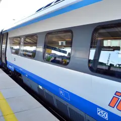 Pociąg PKP Intercity na peronie, widok z boku.