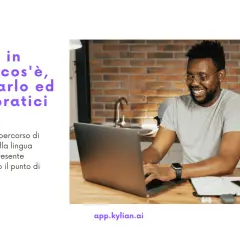 Uomo sorridente al computer, immerso nella sua vita quotidiana, mentre impara l'inglese. Il presente è un ottimo punto di partenza.