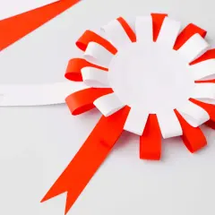 Gotowy do przedszkolnego świętowania? Biało-czerwony kotylion, idealny szablon do ozdobienia!