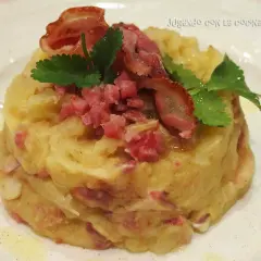 Trinxat de la Cerdanya, un plato tradicional con patata, col y trocitos de tocino, coronado con bacon crujiente y perejil.