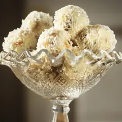 En skål med hemgjorda chokladbollar, täckta av kokosflingor. Perfekt för ett enkelt vit choklad recept.