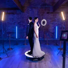 Para Młoda na obrotowej platformie fotobudki 360. Sprawdź, jaka jest fotobudka 360 wynajem cena.