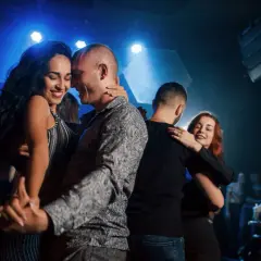 Gdzie można potańczyć w Ustce? Odkryj najlepsze miejsca na imprezy