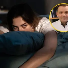 Kobieta leży w łóżku, nie mogąc zasnąć. Obok niej lekarz w białym kitlu, który może pomóc, jak zasnąć, gdy się nie chce.