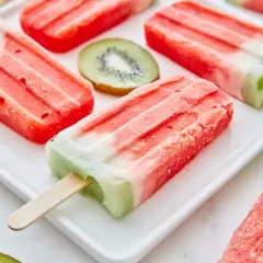 Ghiaccioli fatti in casa, colorati e rinfrescanti, con fette di kiwi e anguria. Perfetti per l'estate!