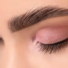 Henna brwi: Ile kosztuje i jak wybrać salon, by nie przepłacić?