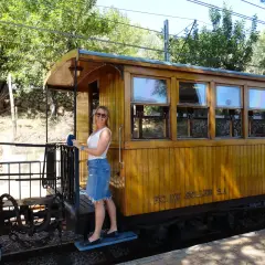Kvinna kliver på det gamla trätåget i Sóller, på väg till Palma.