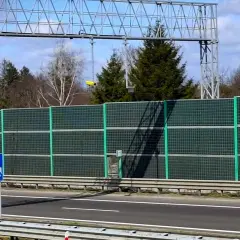 Znak informuje o odcinkowym pomiarze prędkości. Uważaj na drogach, by nie dostać mandatu.