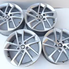 Cztery felgi aluminiowe do Golfa 5, rozstaw śrub 5x112, z logo SEAT.
